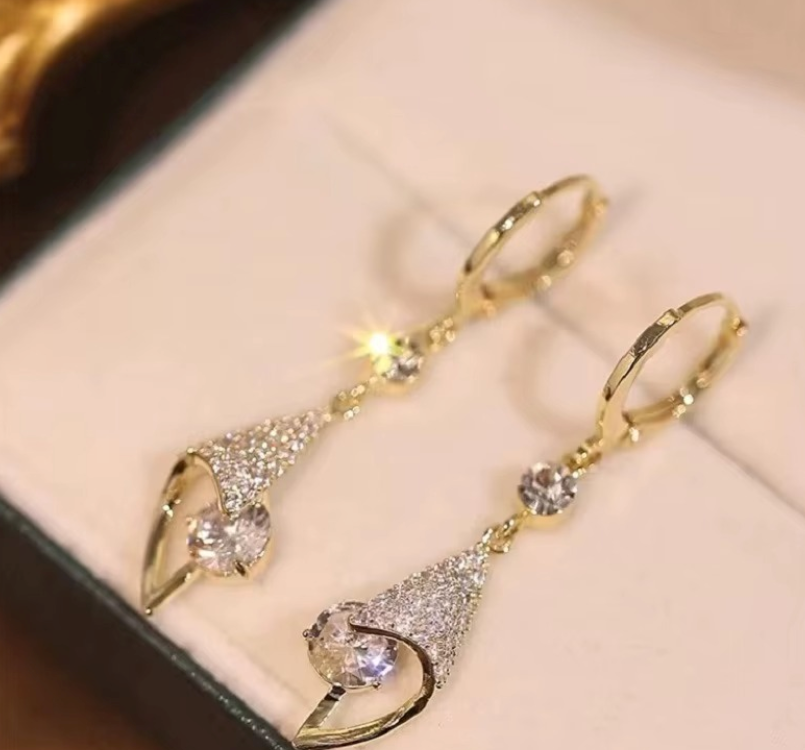 Aretes Elegancia 3D en Chapado Dorado